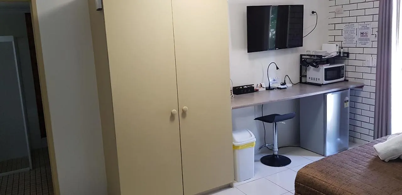 Gold Coast Airport Motel - Only 300 Meters To Airport Terminal  Голд-Кост